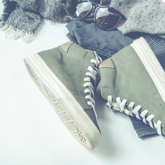 Meet Your Posher, Jessica / About Me - Picture 1 of 2